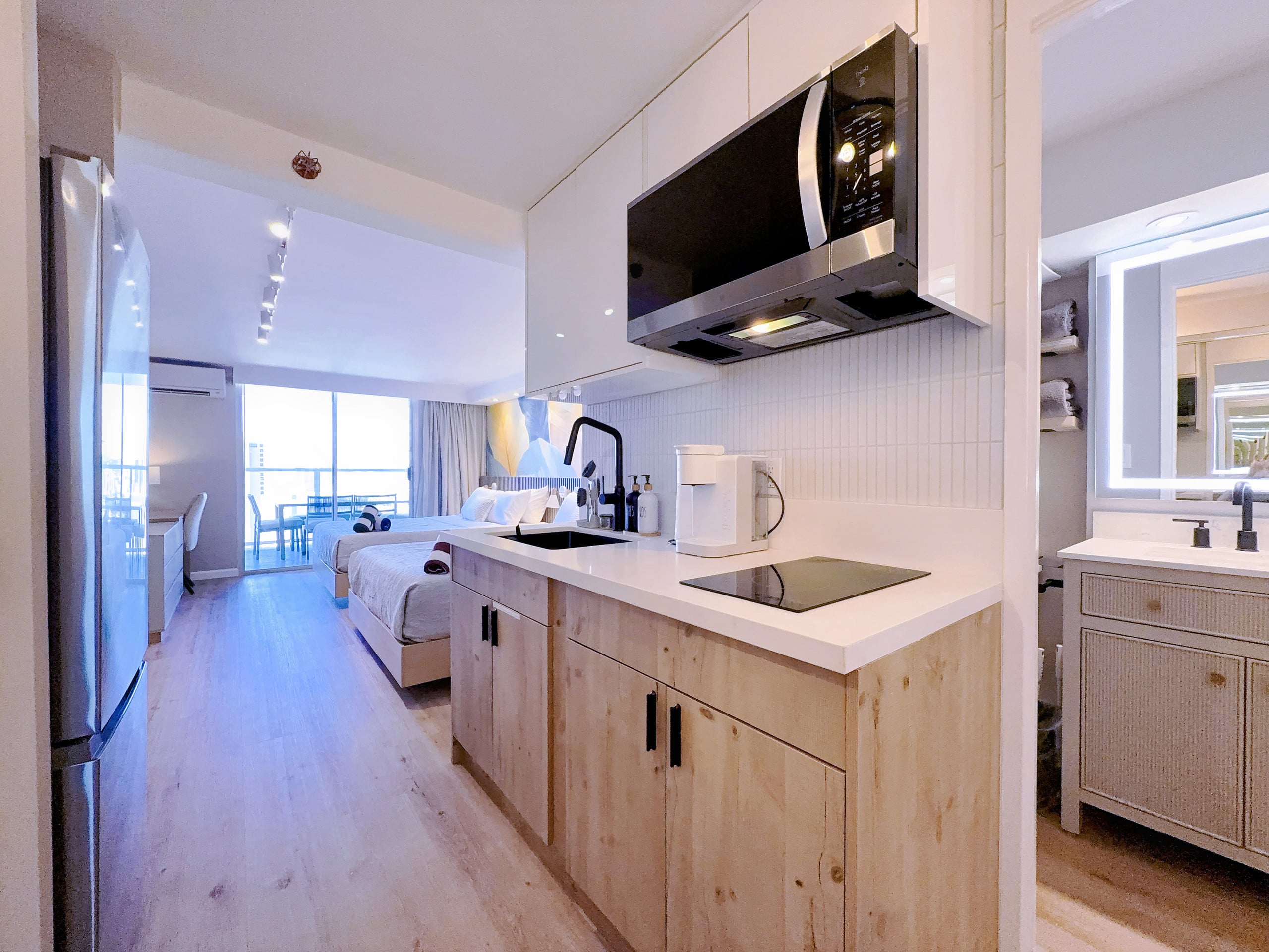 Condo in Honolulu · ★4.96 · Studio · 2 beds · 1 private bath - Image 13