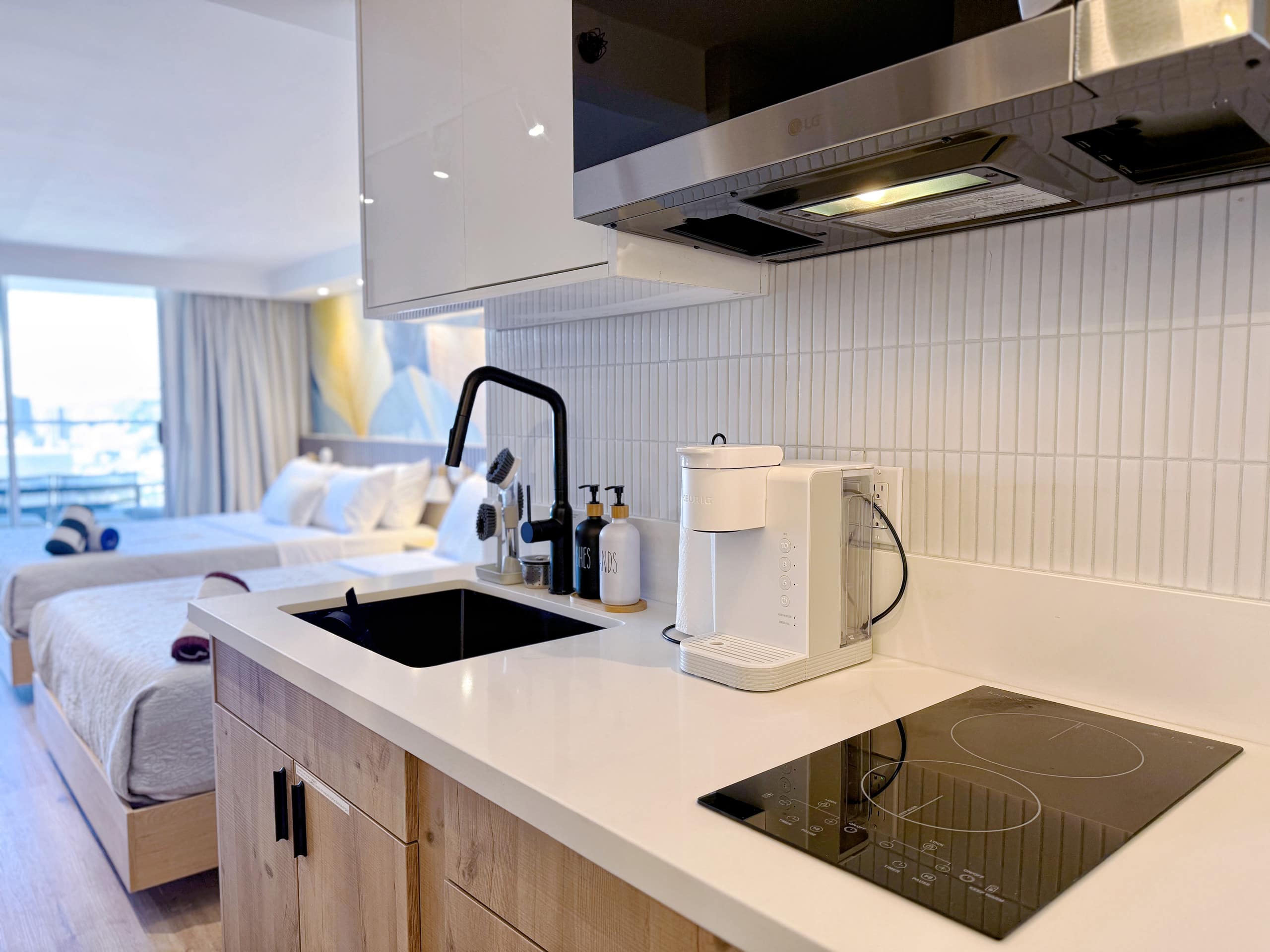 Condo in Honolulu · ★4.96 · Studio · 2 beds · 1 private bath - Image 12