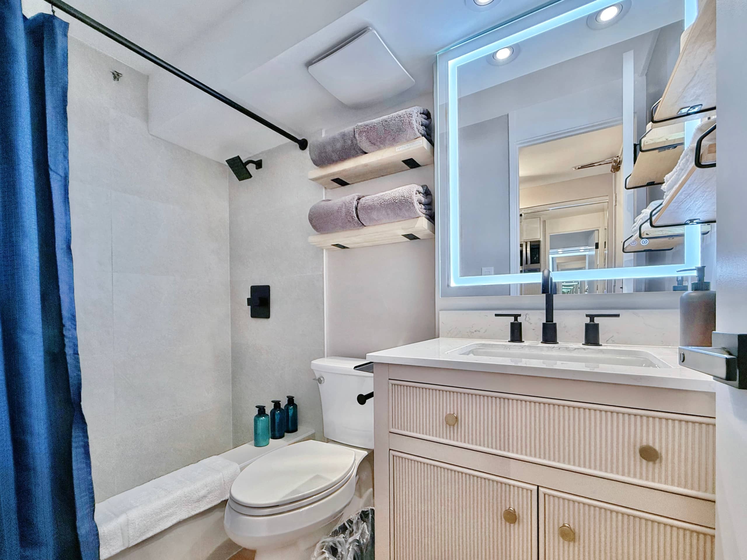 Condo in Honolulu · ★4.96 · Studio · 2 beds · 1 private bath - Image 20