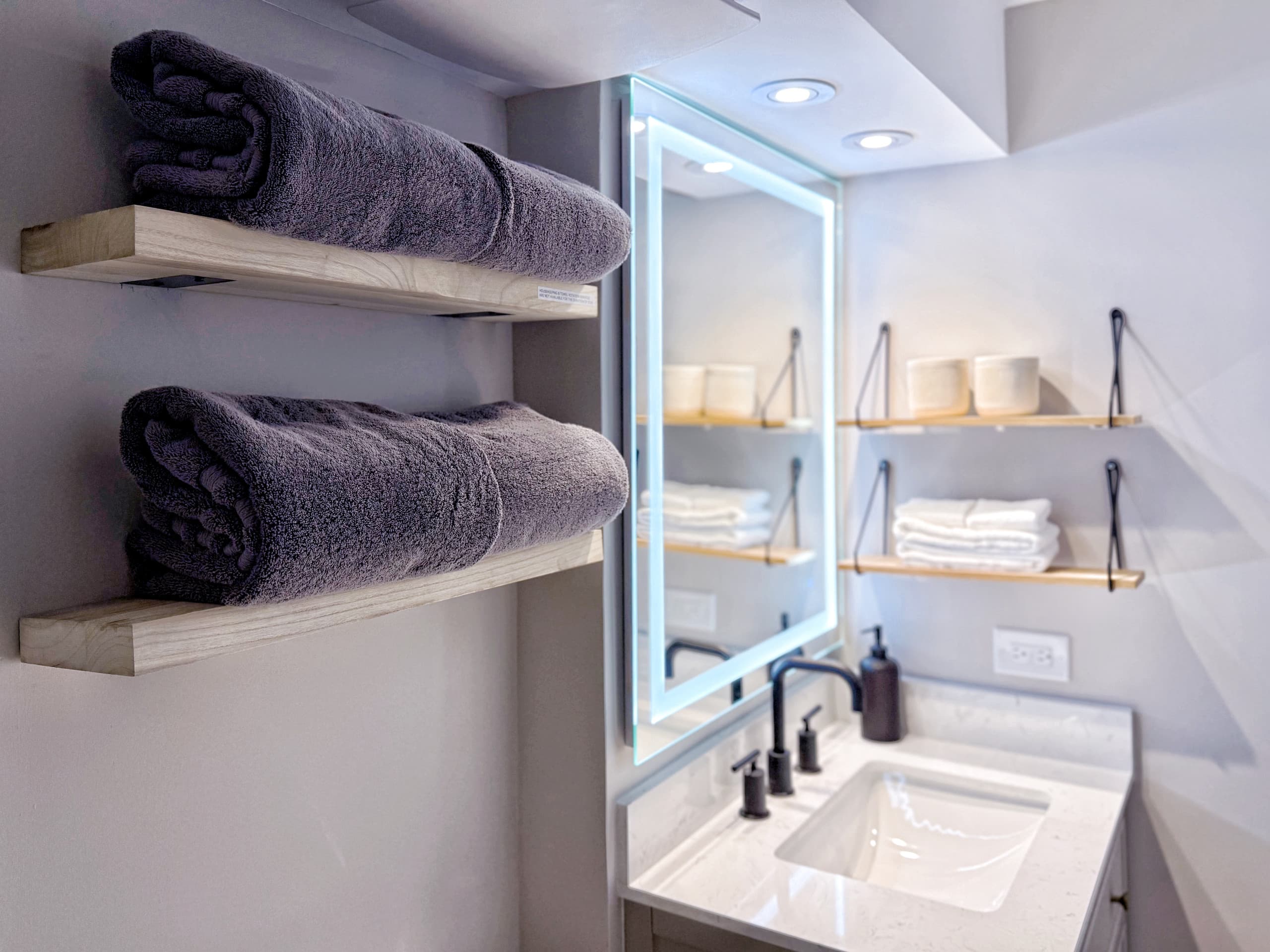 Condo in Honolulu · ★4.96 · Studio · 2 beds · 1 private bath - Image 24