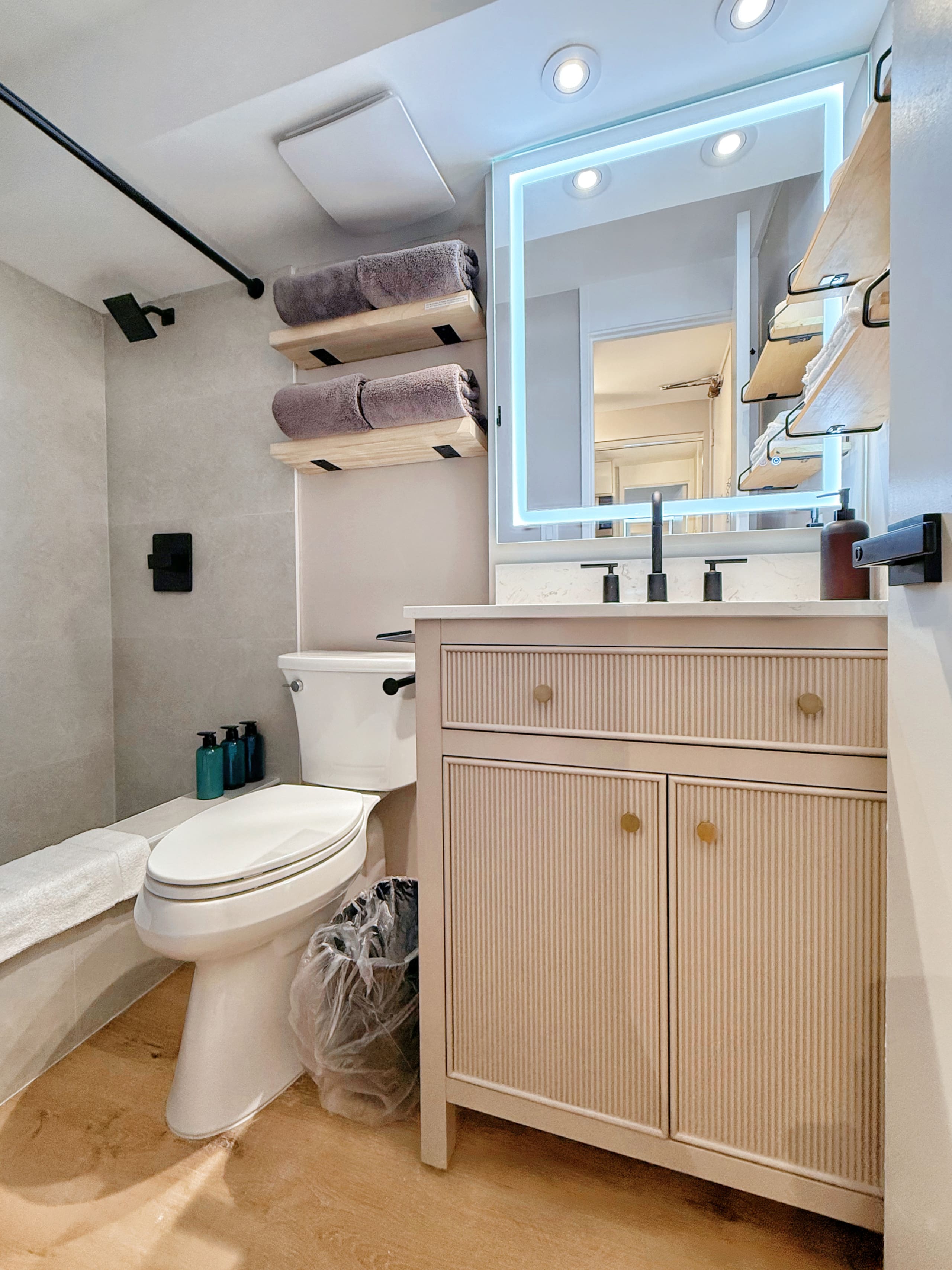 Condo in Honolulu · ★4.96 · Studio · 2 beds · 1 private bath - Image 25