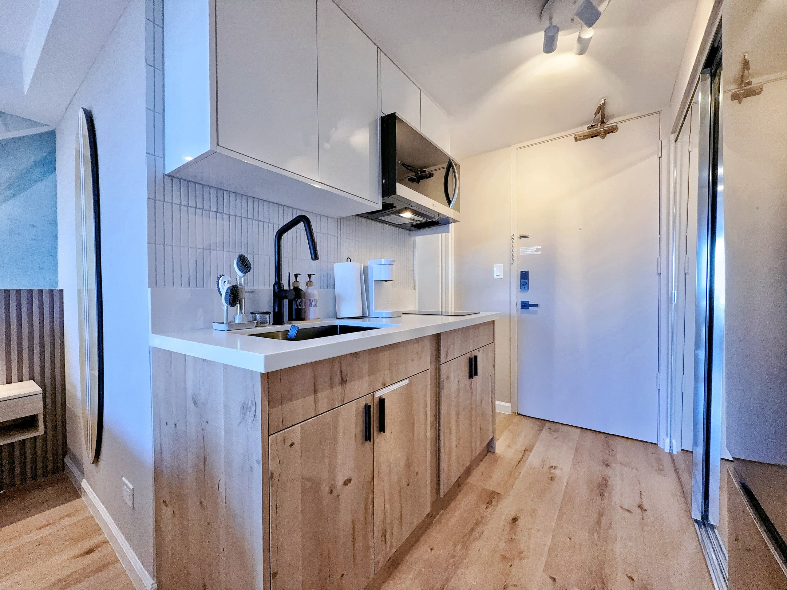 Condo in Honolulu · ★4.96 · Studio · 2 beds · 1 private bath - Image 11
