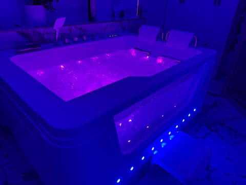 Propriété Airbnb réussie: Luxury LoveRoom: Jacuzzi, steam sauna, 300 cm screen à Metz