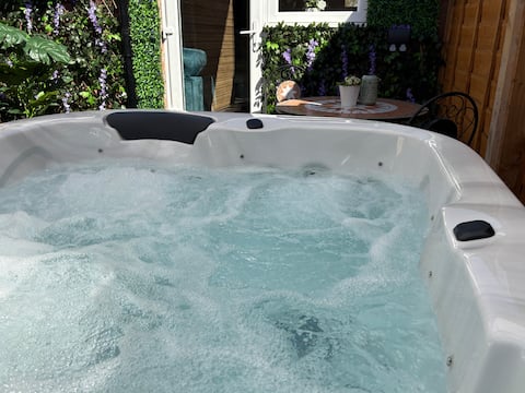 Top Airbnb: Green room for NEC BP pulse with private parkg AC in Bickenhill And Marston Green