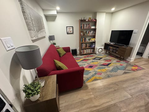 Popular Airbnb listing: Cozy Home in Greektown in Toronto—Danforth