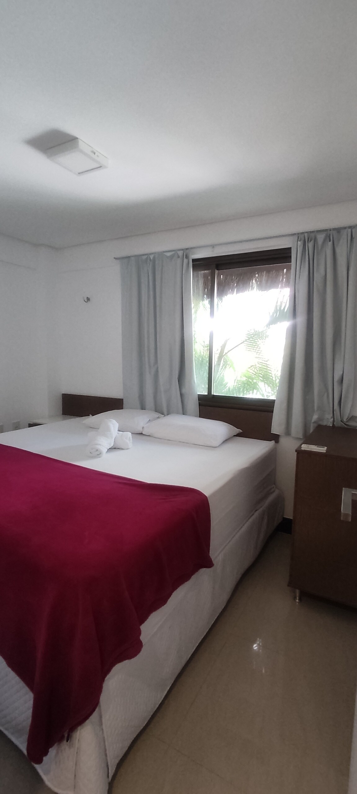 سرير كبير. 
غرفة بحمام قابل للانعكاس. 