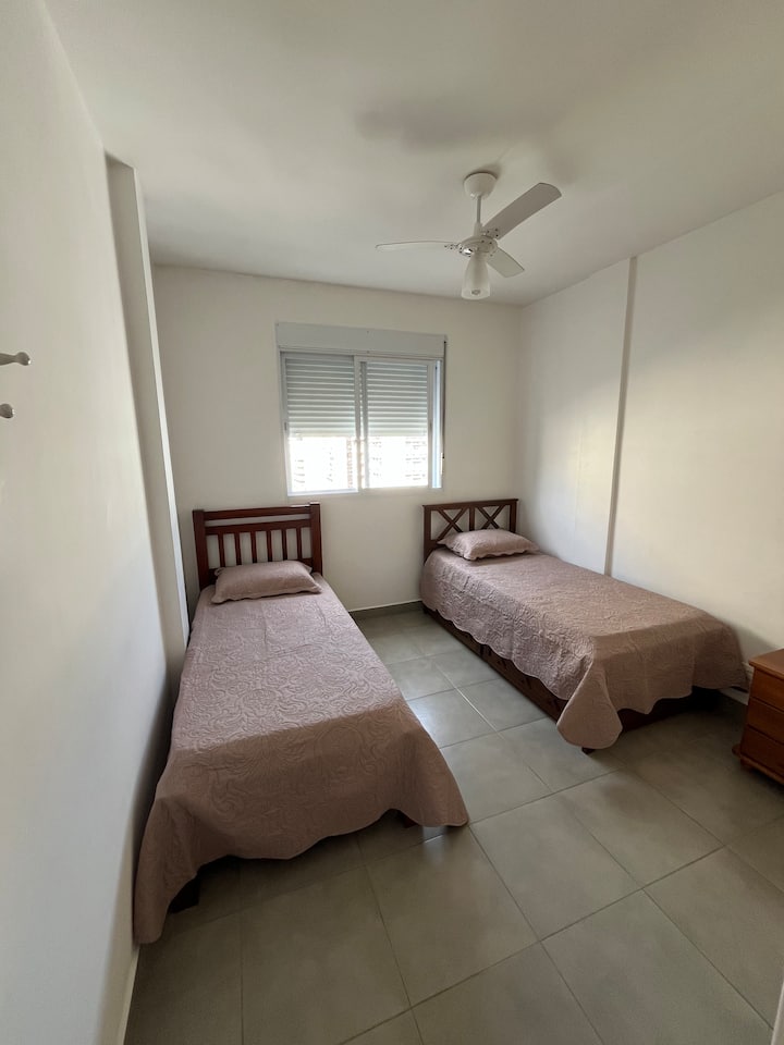 เตียงเดี่ยว 2 หลังและเตียงเสริมเดี่ยว