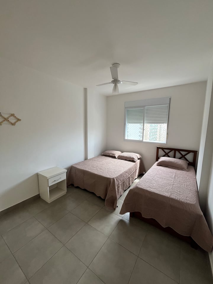 เตียงคู่ 1 หลัง เตียงเดี่ยว 1 หลังและฟูกเดี่ยว 1 อัน