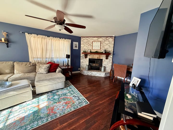 Cozy Remodeled Home With A Big Backyard ! - Evansville, IN