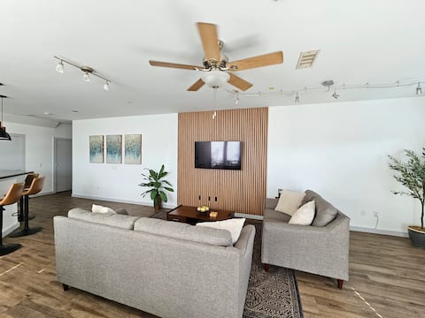 Top Airbnb: Midtown modern retreat! in Midtown