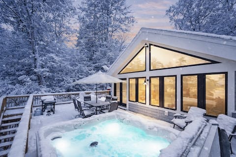 Dreamland | Luxe Waterfront Villa, Hot tub + Sauna