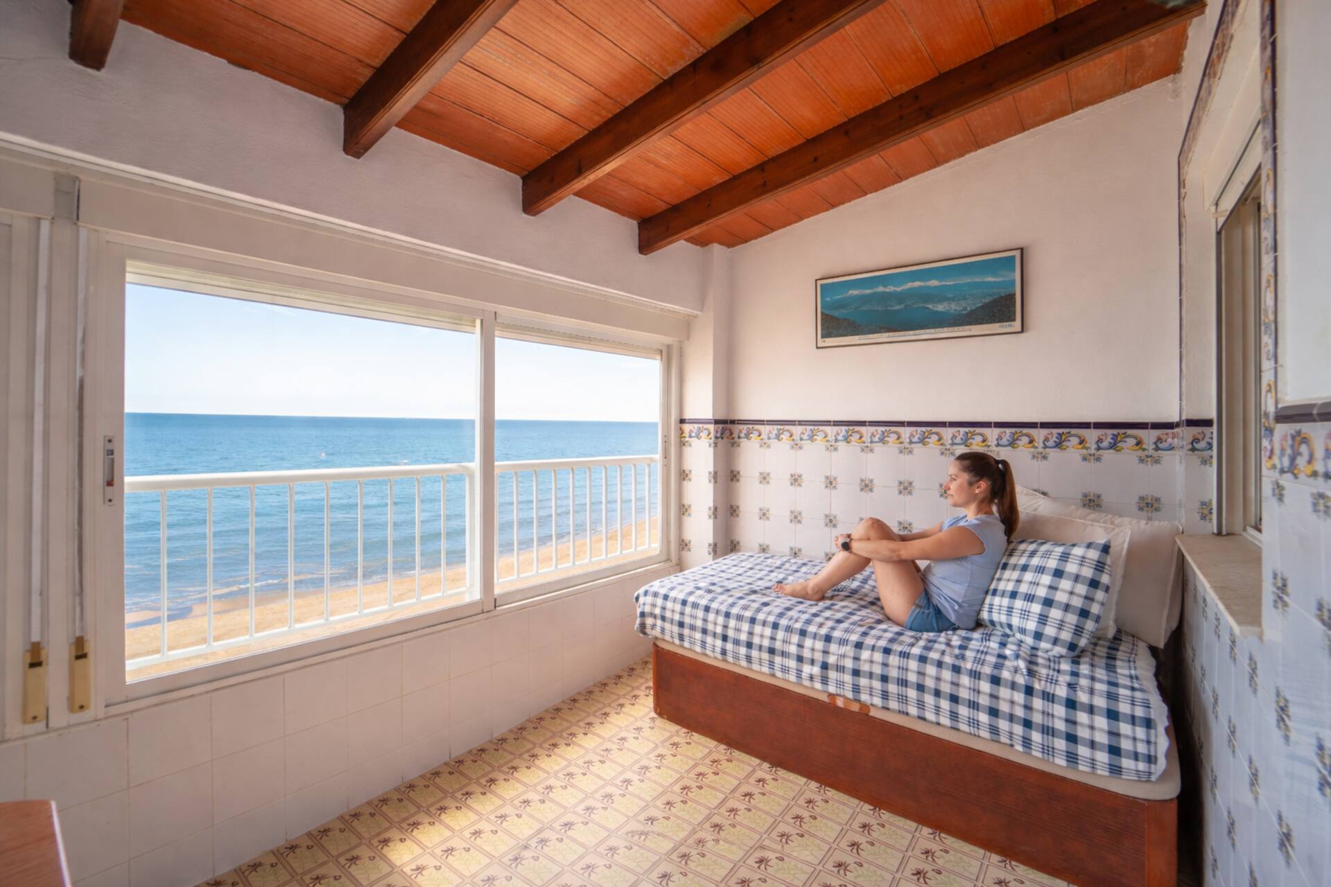 Wake up next to the beach and the sound of the sea