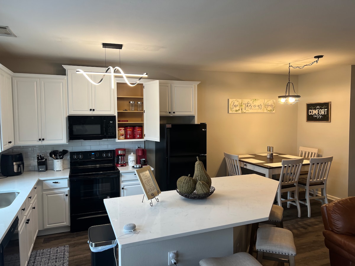 Fabulous 3 bedrooms/chateau elan/raceway road area