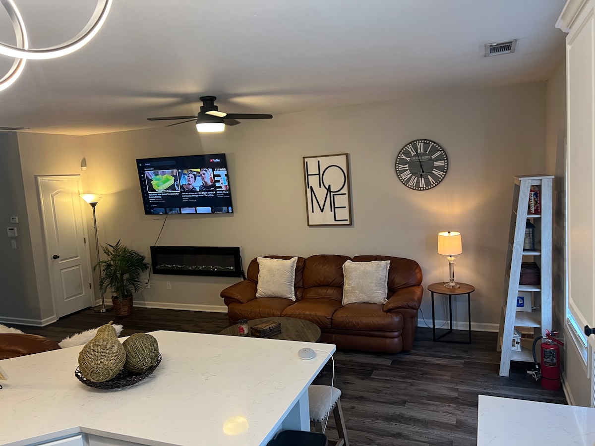 Fabulous 3 bedrooms/chateau elan/raceway road area