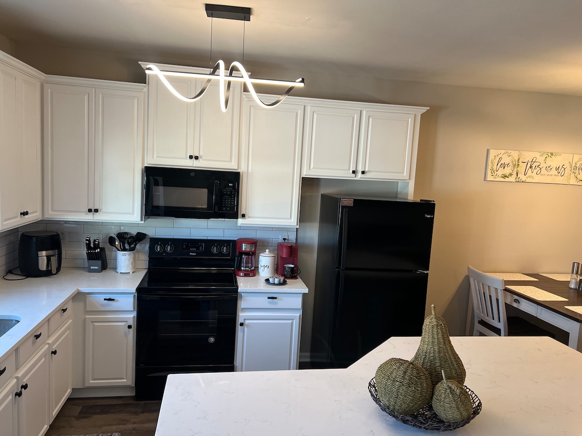 Fabulous 3 bedrooms/chateau elan/raceway road area