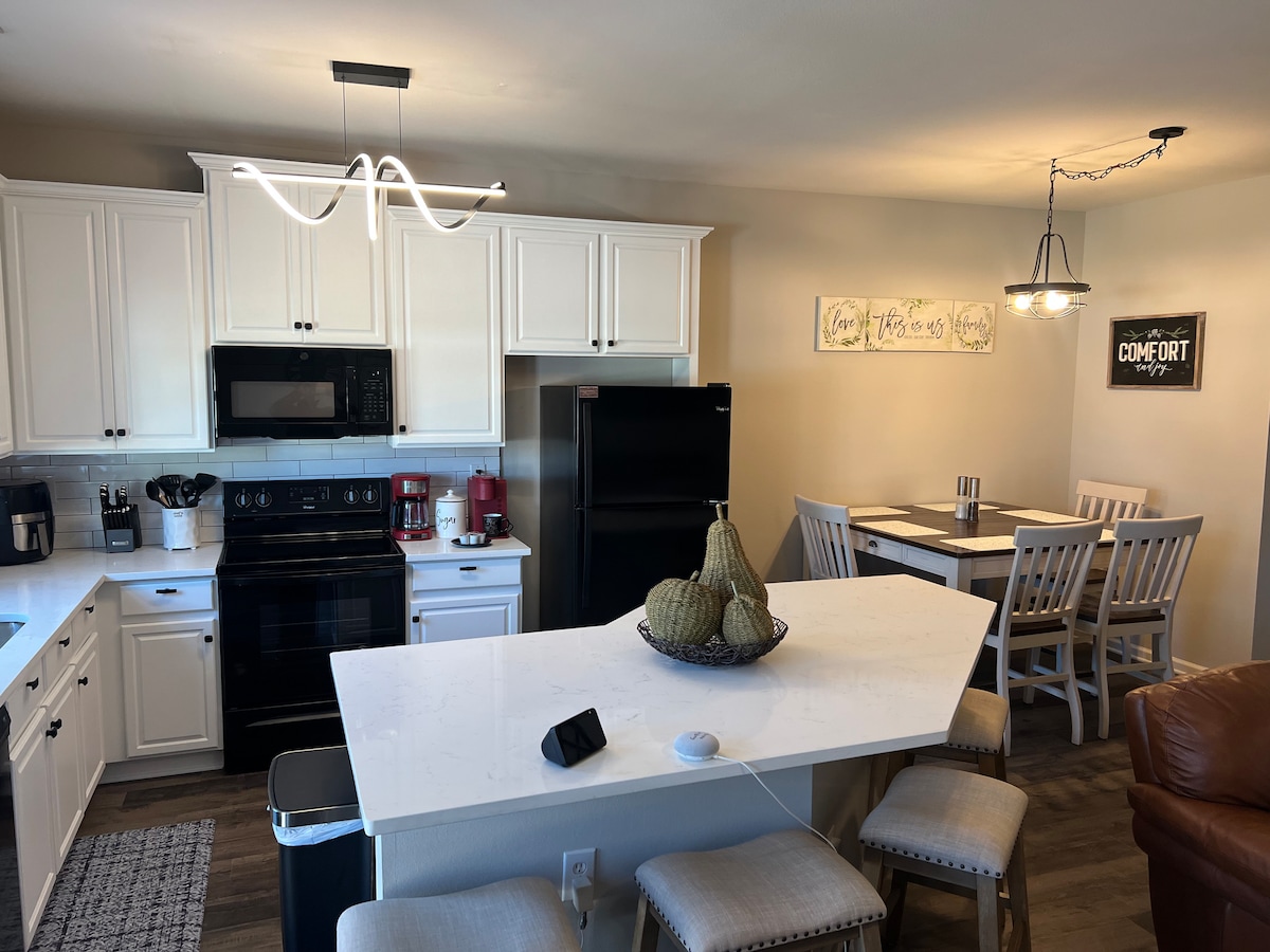 Fabulous 3 bedrooms/chateau elan/raceway road area