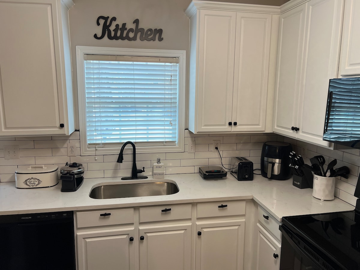 Fabulous 3 bedrooms/chateau elan/raceway road area