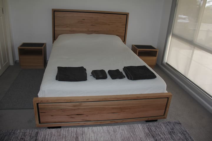 Dhoma kryesore e gjumit ka si grila që shihen nga jashtë ashtu edhe grila që nuk shihen nga jashtë.