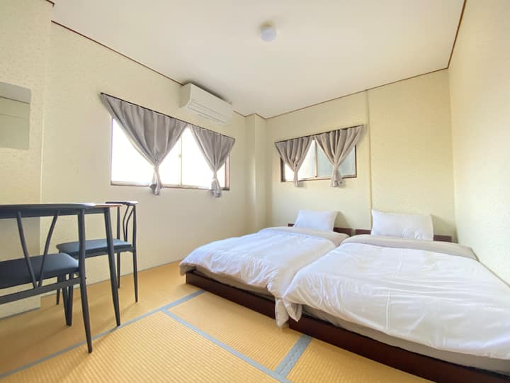 3. kat: Soba 303, 2 kreveta za jednu osobu (svih 14 spavaćih soba ima stalak za vješalice, stol + 2 stolice i Wi-Fi visoke performanse)