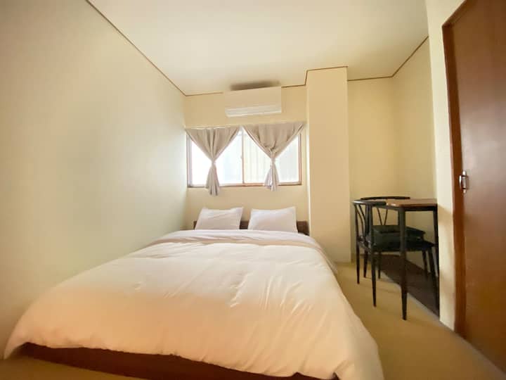 4. kat: Soba 402, 1 bračni krevet (svih 14 spavaćih soba ima stalak za vješalice, stol + 2 stolice i Wi-Fi visoke performanse)