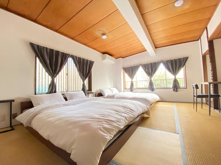 2. kat: soba 201, 2 bračna kreveta (14 spavaćih soba, stalak za vješalice, stol + stolica x2) i Wi-Fi u svim sobama.