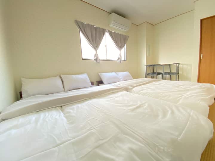 3. kat: Soba 304, 2 bračna kreveta (svih 14 spavaćih soba ima stalak za vješalice, stol + stolicu x 2 i Wi-Fi visoke performanse)