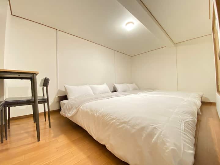 2. kat: Soba 204, 2 bračna kreveta (svih 14 spavaćih soba ima stalak za vješalice, stol + stolicu x 2 i Wi-Fi visoke performanse)