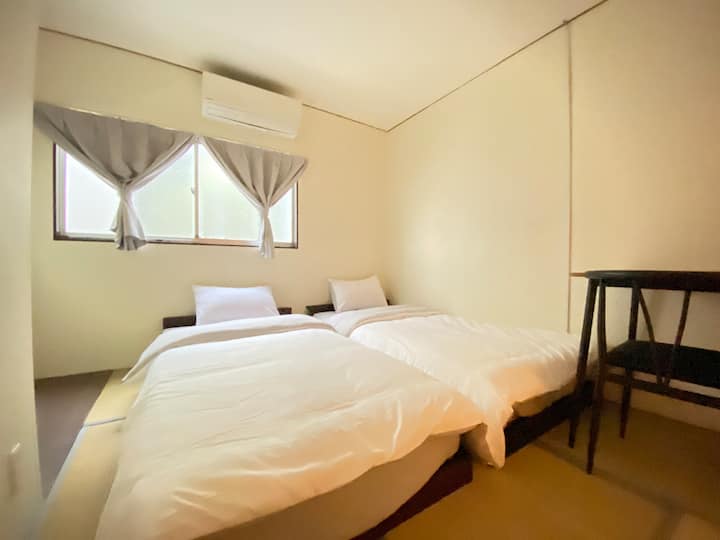 4. kat: Soba 401, 2 kreveta za jednu osobu (svih 14 spavaćih soba ima stalak za vješalice, stol + 2 stolice i Wi-Fi visoke performanse)