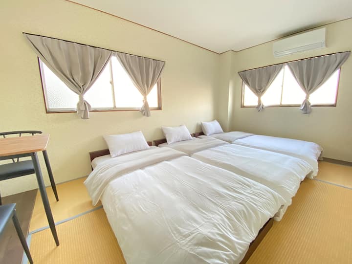 3. kat: Soba 305, 3 kreveta za jednu osobu (svih 14 spavaćih soba ima stalak za vješalice, stol + stolicu x 2 i Wi-Fi visoke performanse)