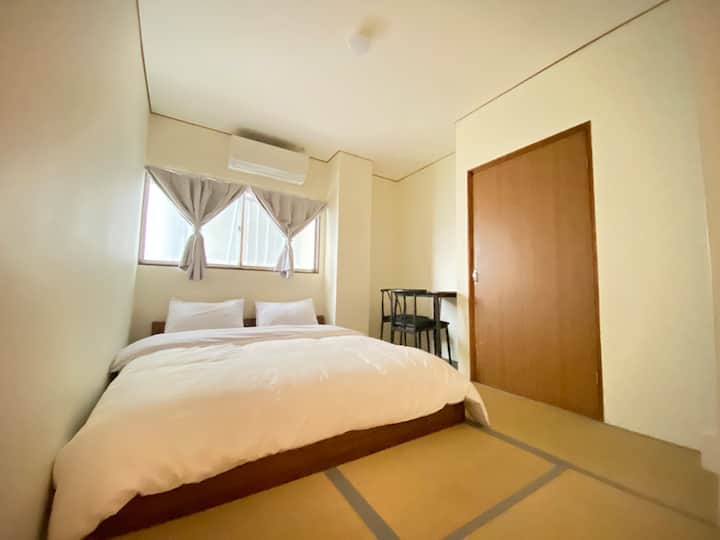 3. kat: Soba 302, 1 bračni krevet (svih 14 spavaćih soba ima stalak za vješalice, stol + stolicu x 2 i Wi-Fi visoke performanse)