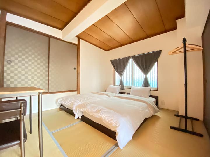 2. kat: Soba 202, 2 kreveta za jednu osobu (svih 14 spavaćih soba, stalak za vješalice, stol + stolica x2) i Wi-Fi u svim sobama.