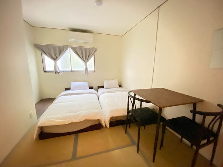 3. kat: Soba 301, 2 kreveta za jednu osobu (svih 14 spavaćih soba ima stalak za vješalice, stol + 2 stolice i Wi-Fi visoke performanse)