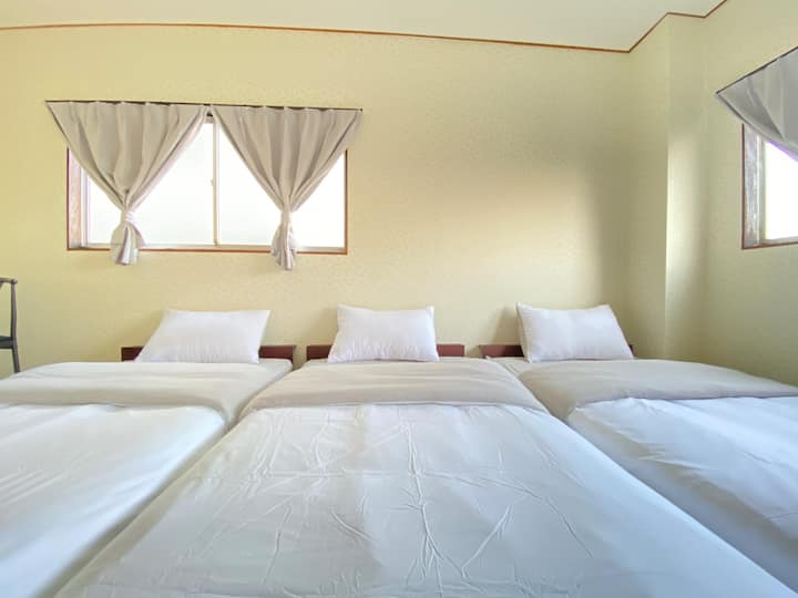 4. kat: Soba 405, 3 kreveta za jednu osobu (svih 14 spavaćih soba ima stalak za vješalice, stol + stolicu x 2 i Wi-Fi visoke performanse)