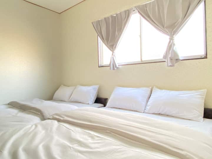 4. kat: Soba 404, 2 bračna kreveta (svih 14 spavaćih soba ima stalak za vješalice, stol + stolicu x 2 i Wi-Fi visoke performanse)