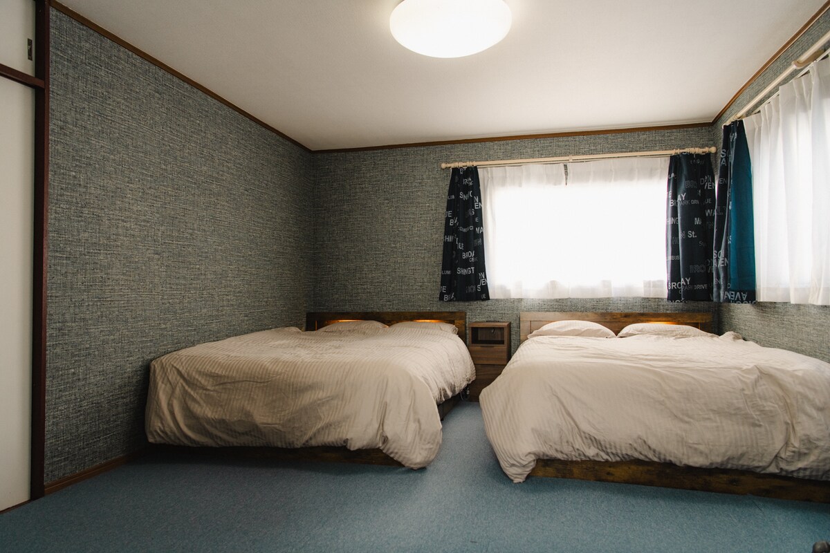 سريران مزدوجان كبيران.
هناك أيضًا 4 أرائك في الخزانة يمكنك وضعها في الليل.
مريح جدا.