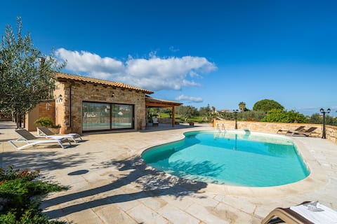 Villa DelMarmo: Salt Pool Amid Olives
