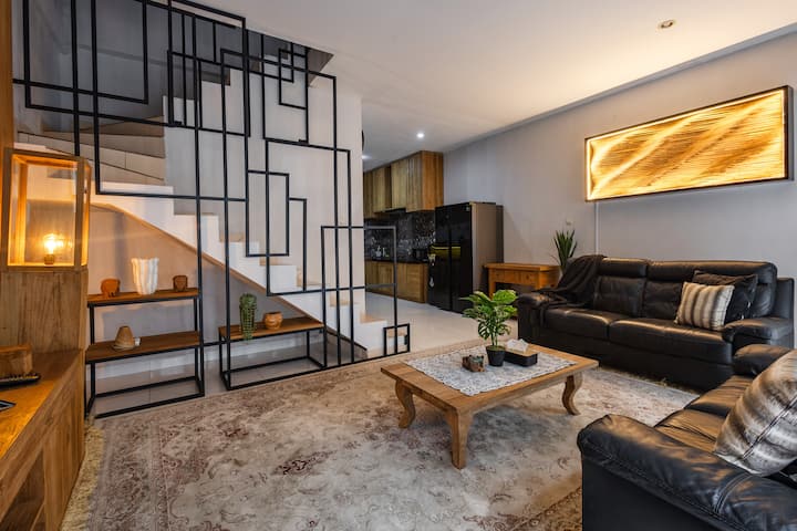 Cozy 2 Story Home & 3 Bedrooms - Sanur
