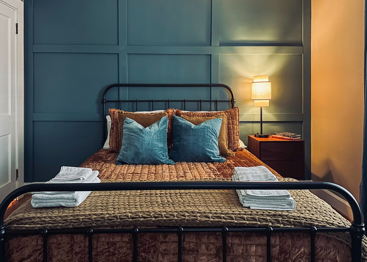 Charming Bedroom: Stylish decor, plush bedding, and warm ambiance for restful nights with a subtle tip of the hat to the Bluegrass state. 