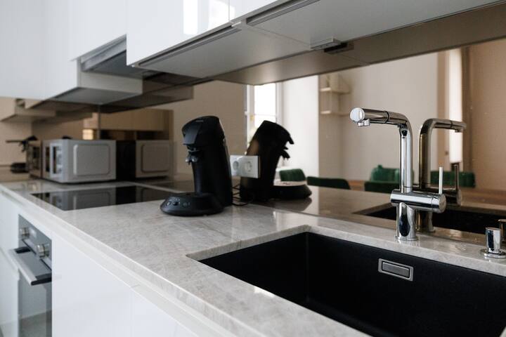 Stylish 3BR Vienna Flat – 3.5 Baths, Sleeps 9 gallery image 4