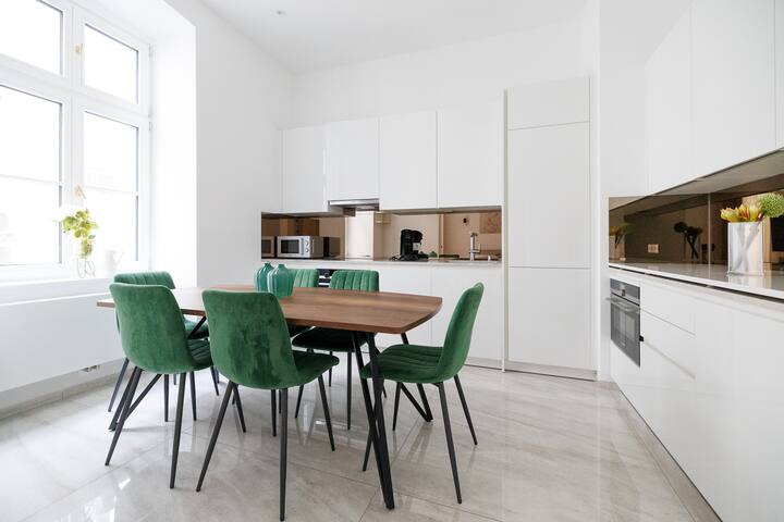 Stylish 3BR Vienna Flat – 3.5 Baths, Sleeps 9 gallery image 2