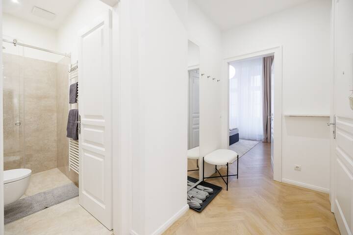 4BR Vienna Gem – 2 Kitchens, 5.5 Baths, Sleeps 14 gallery image 5