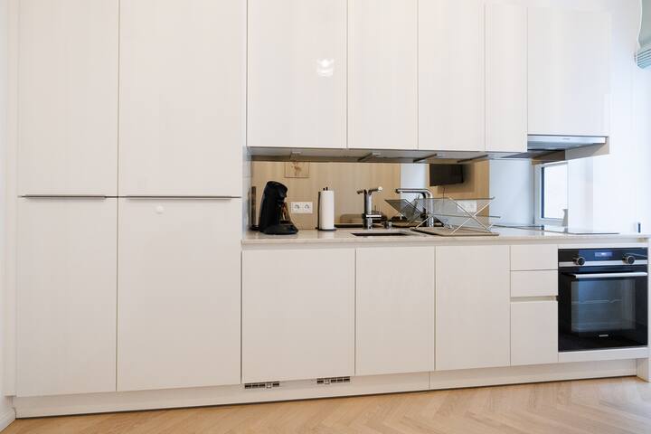 4BR Vienna Gem – 2 Kitchens, 5.5 Baths, Sleeps 14 gallery image 3