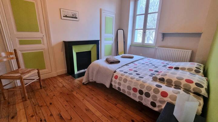 Dhoma e parë e gjumit me krevat dopio dhe dy dollapë