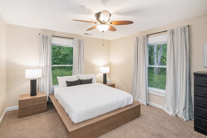The Queen - A single queen with it's own dresser and walk-in closet. This is for those of us that like to spread out.