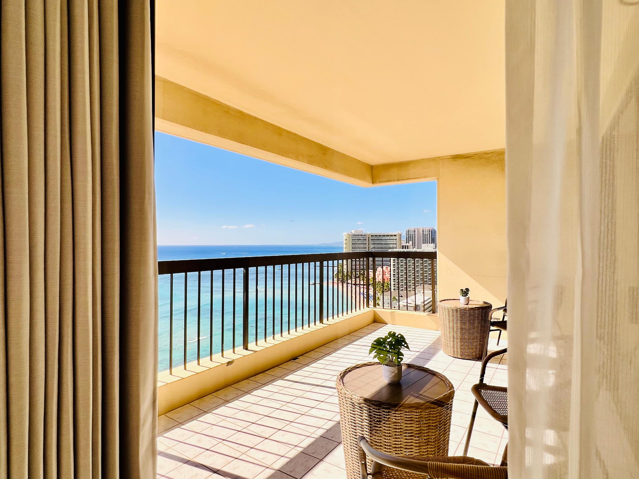 Waikiki Ocean Luxe Panorama 2BD, Free Parking - Image 32
