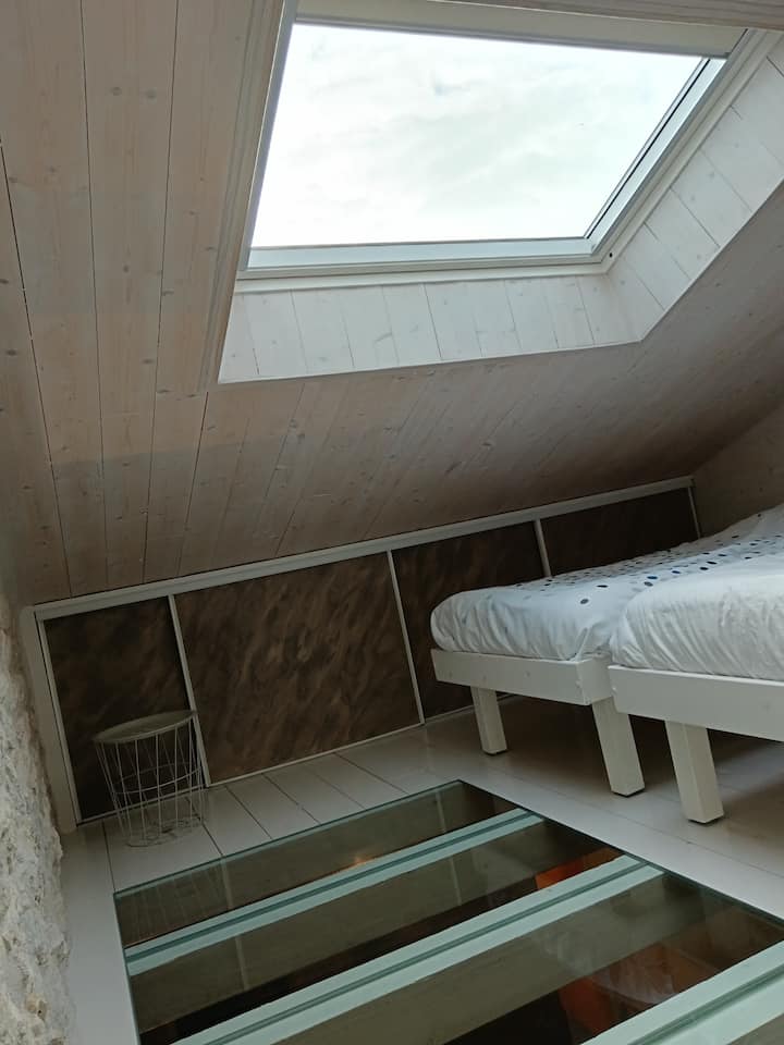 altillo, en el alojamiento 1, con dos camas pequeñas, de 90 x 190 cm. atención, techo abuhardillado.