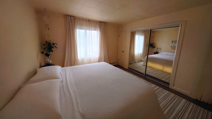 سرير كبير الحجم مع خزانة.