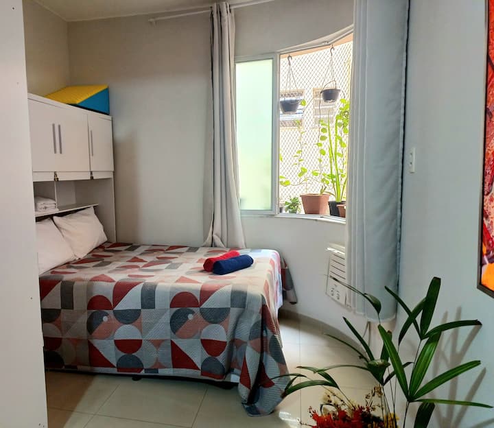 Soba ima ventilator i klima-uređaj.  Gost će imati ormar s vješalicama i 3 ladice u koje može odložiti odjeću i stvari. Posteljina je uključena. 