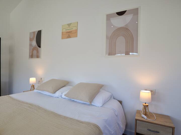 Úhľadná výzdoba izby, pokojná obývačka. Tu sú vaše noci milé. Vybral som pre vás dobrý matrac  a manželskú posteľ (160 x 200 cm). Zobuďte sa v skvelej kondícii a vychutnajte si výhľad. Čo je lepšie skoro ráno? 