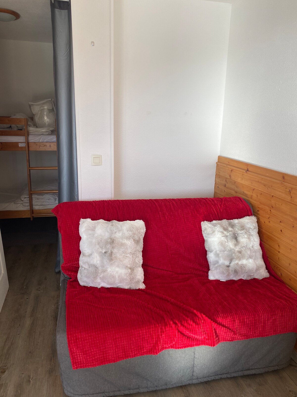 Bz en el salón cocina que permite añadir una cama de 140 cm x 190 cm para dos personas 